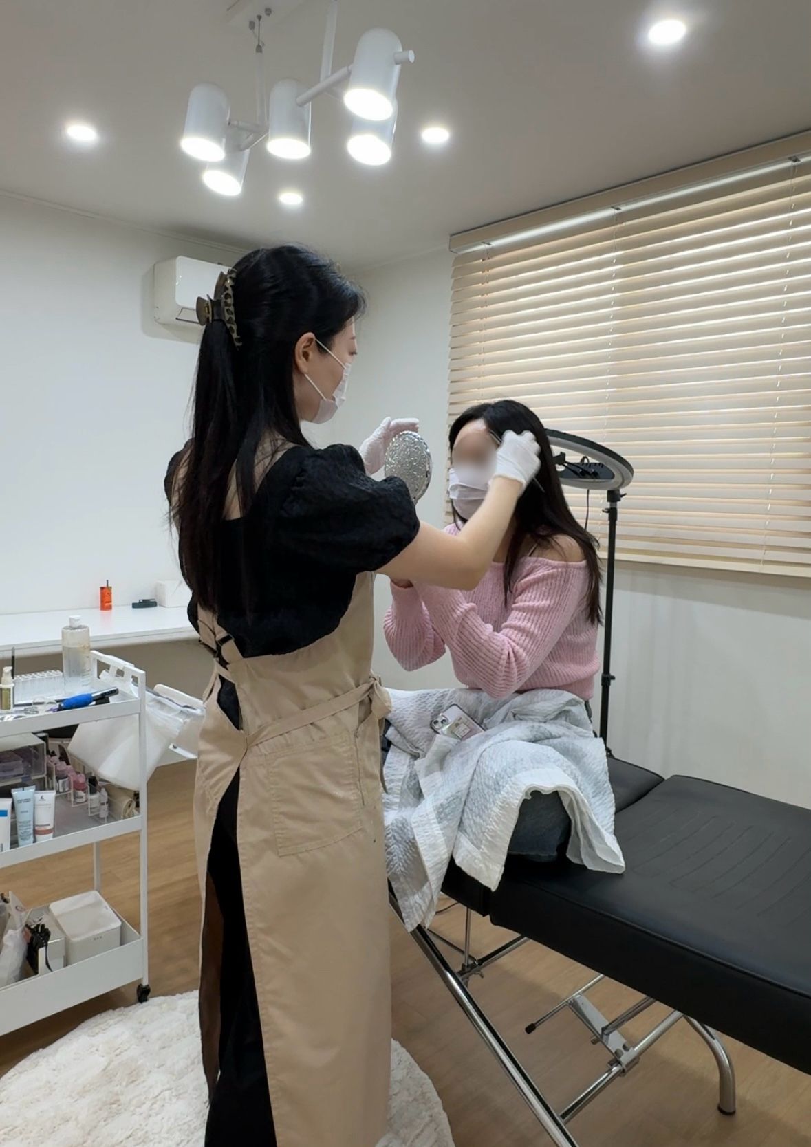 고객에게 눈썹 시술을 하고 있는 모습
